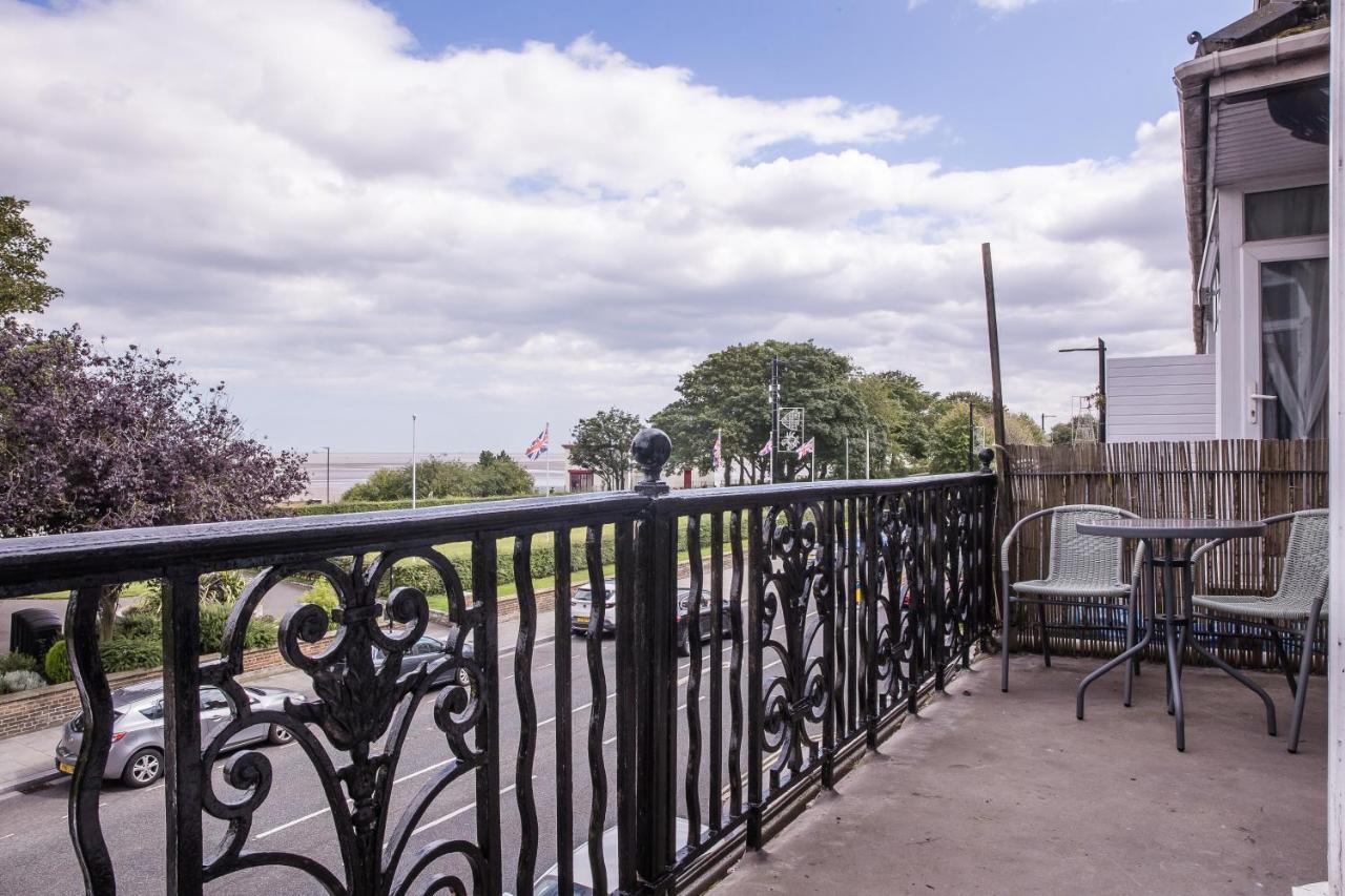 Seaview - Private Balcony - Contractors *