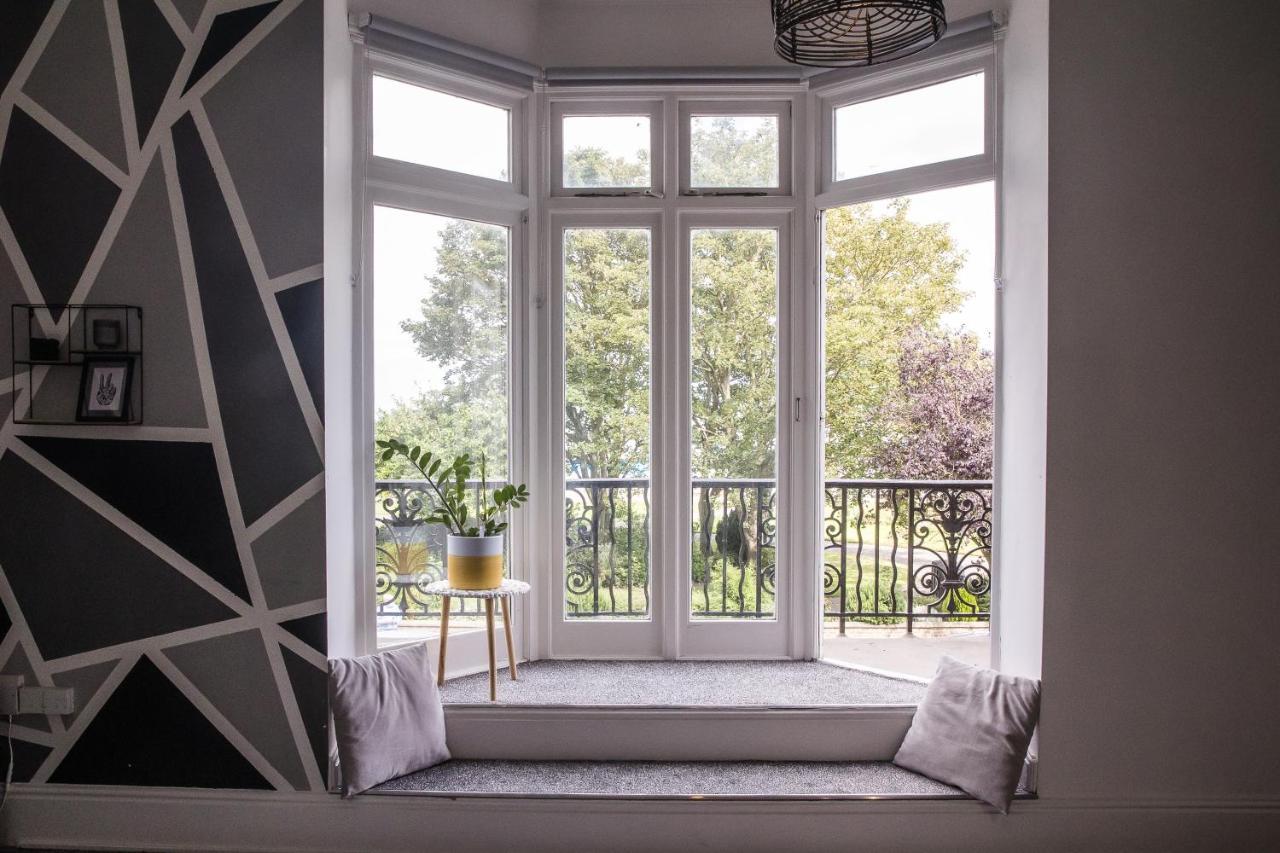 Seaview - Private Balcony - Contractors Apartment *